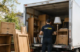 Déménageur LIVTOO chargeant des meubles en bois dans un camion