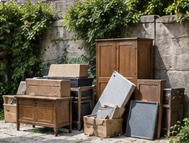 Meubles anciens et objets rassemblés avant débarras