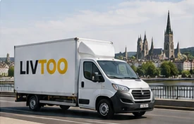 Camion LIVTOO sur les quais de Rouen avec la cathédrale en arrière-plan