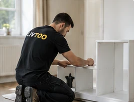 Technicien LIVTOO montant un meuble de rangement