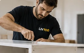 Technicien LIVTOO assemblant un meuble blanc